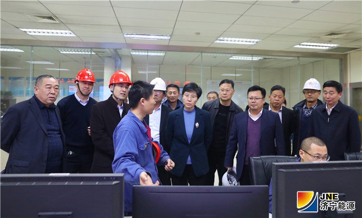 1542161574747935.jpg 2018年11月13日,汶上县委书记李志红到阳城煤电调度协调向县城供暖工作.jpg