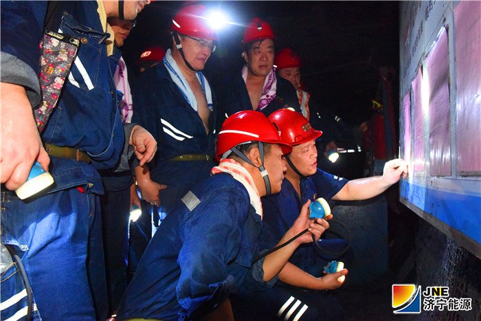 二、8月16日 集团公司党委副书记、总经理张广宇 ，副总经理马金平在霄云煤矿井下生产现场视察矿井复产情况（范栋 摄）.jpg