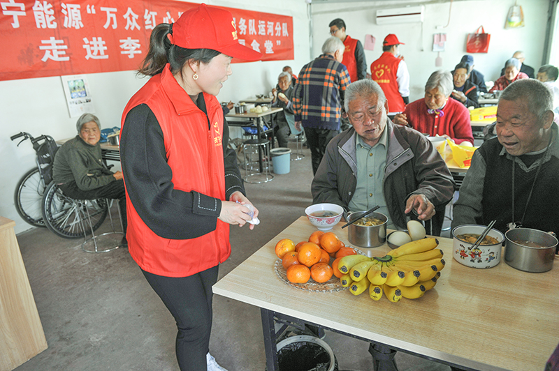 1620466741763436.jpg 济宁能源“万众红心”志愿者服务队孤寡老人们送去温暖和关爱。.jpg