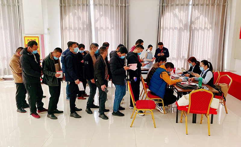 1636870846641502.jpg 2121年11月12日朱家峁煤矿贴心送服务 为新入职职工现场办理工资卡(范元元摄).jpg