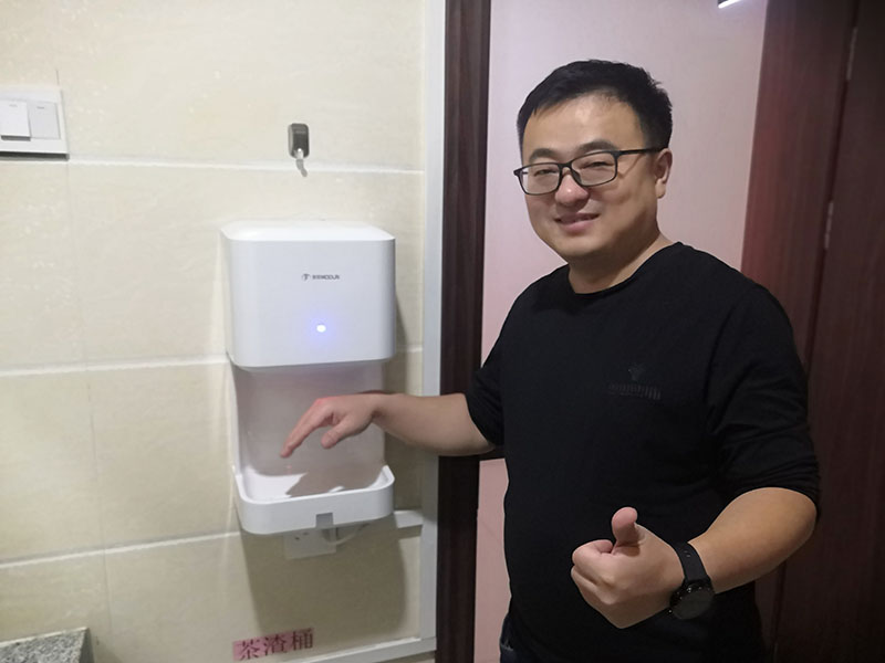 1638084724373424.jpg 2021年11月28日朱家峁煤矿安装干手器 暖手又“温”心(相红伟摄).jpg