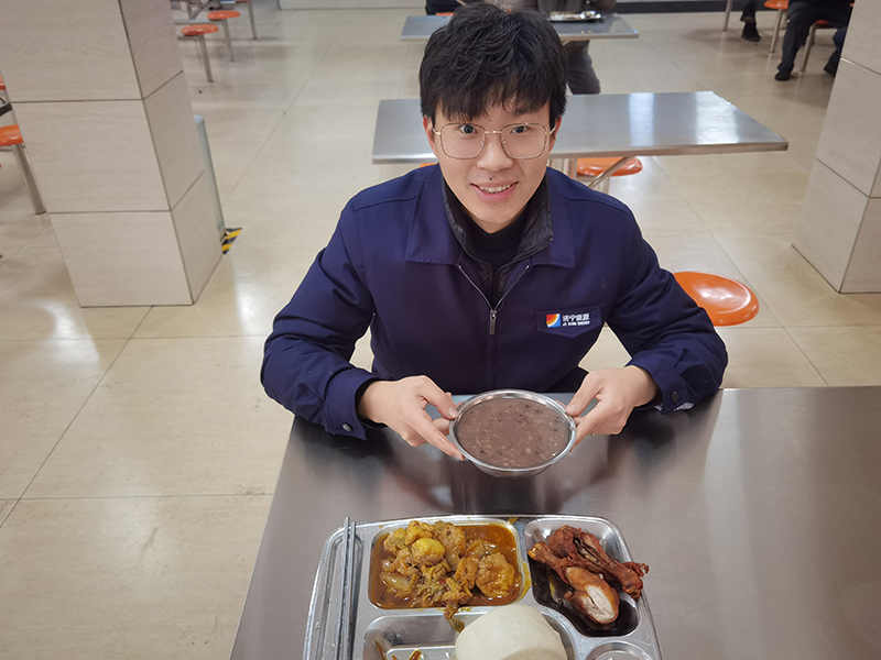 1641873107497845.jpg 1月10日,港航跃进港:浓香腊八粥 温暖职工情.jpg