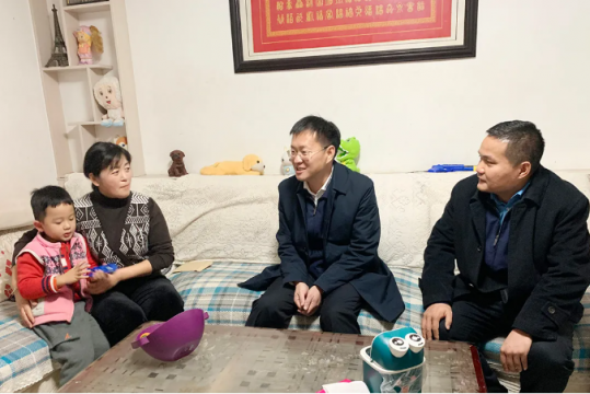 王崇景走访慰问集团劳模和困难职工