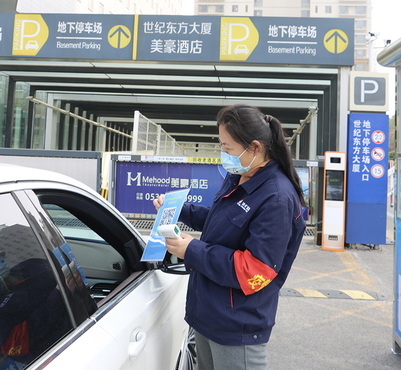 1649342629292328.jpg 圆中园物业防疫岗对进入大厦人员核对信息(李静怡).jpg