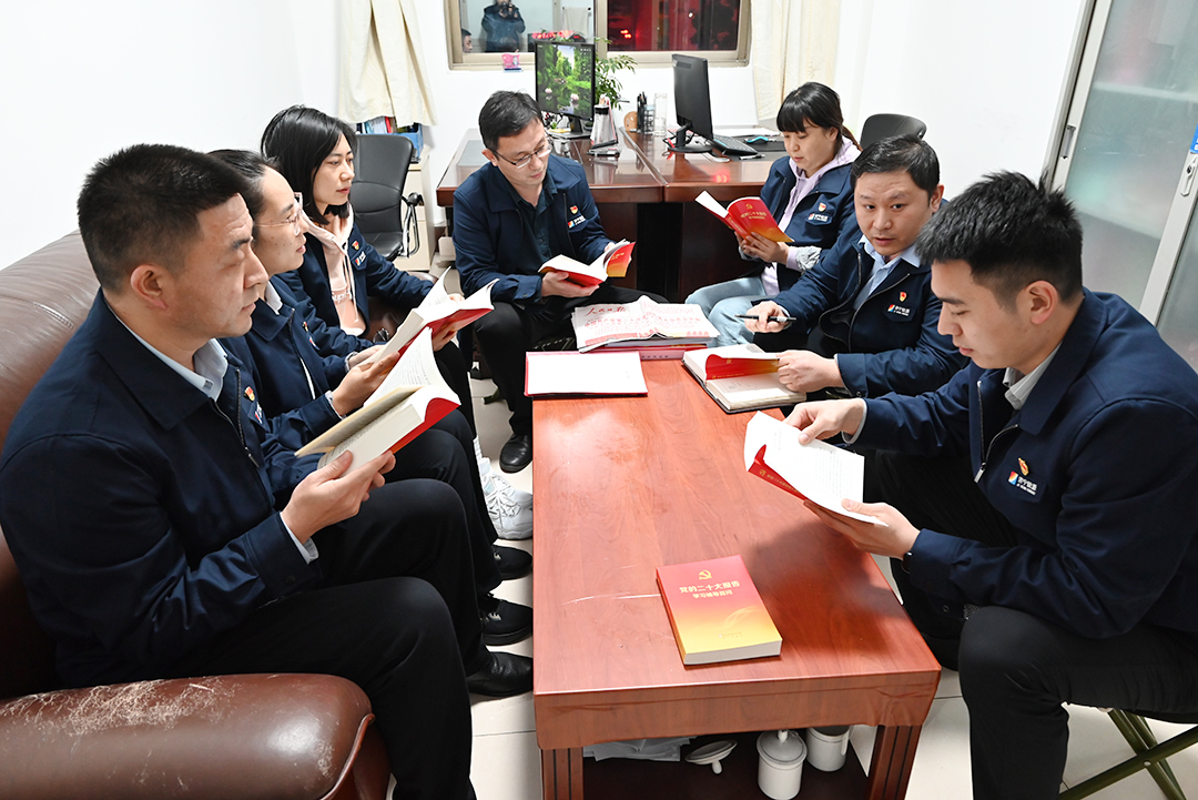 1668233490231704.jpg 2022年11月6日,运河煤矿办起“线下小课堂”,党支部带领党员学党章。(地点:运河煤矿,拍摄:徐秀娇).jpg