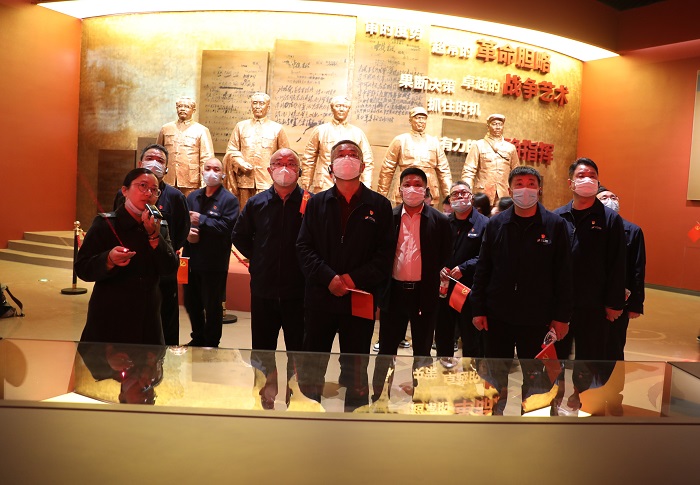 1680243905581463.jpg 3月30日,济宁能源花园煤矿组织开展“树牢政治意识 对党绝对忠诚”主题党日活动。图为党员在淮海纪念馆进行现场教学。(地点:淮海战役纪念馆 摄影:仇文).JPG