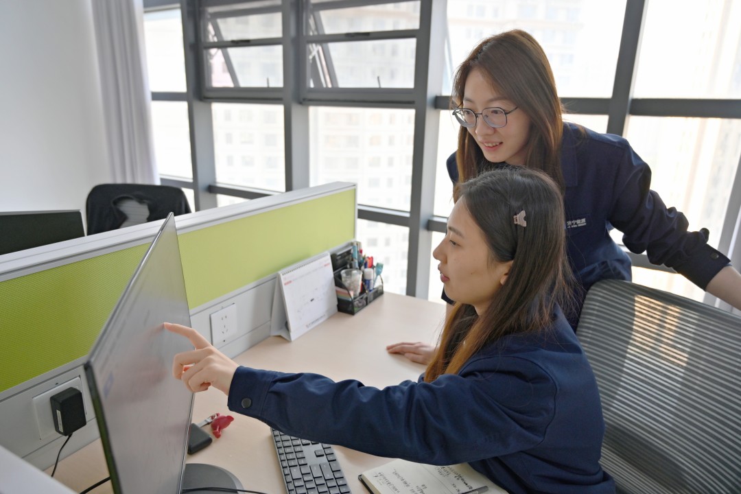 1702455353127442.jpg 张旭、任凭讨论业务-网站.jpg