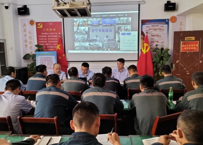 1717657578814161.jpg 曹先敏到综采工区_副本.jpg