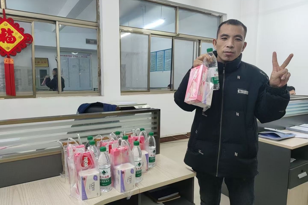 1740442182499211.jpg 掘进工区激励奖品发放_副本.jpg