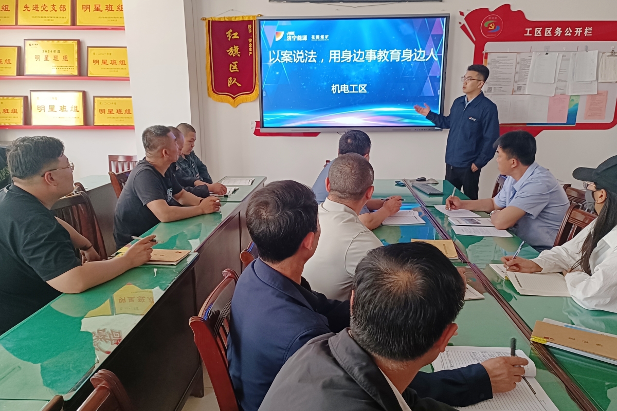 1745461716125015.jpg 身边事教育身边人_副本.jpg