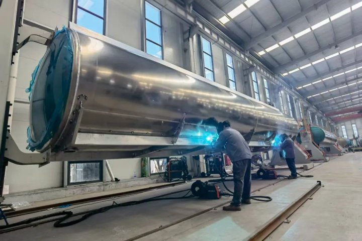 战高温保交付！曙岳公司罐车生产线活力全开