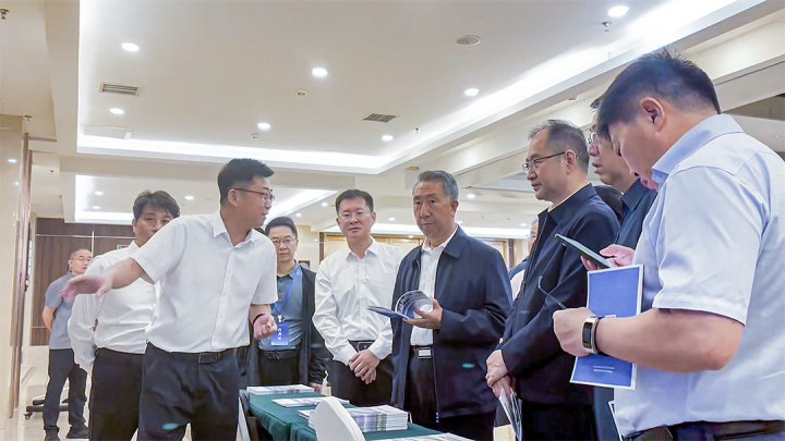 海纳科技受邀参加“矿山安全先进装备技术展”，黄玉治一行到展区参观指导