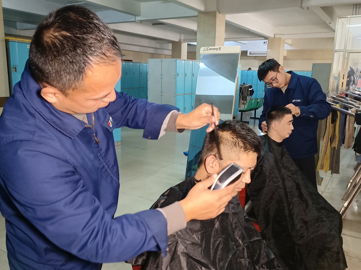 1761393435129396.jpg 义务理发活动1.jpg