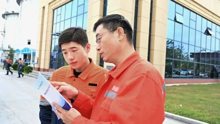 内强文明素养，外塑服务新风！梁山港深入开展文明实践月活动